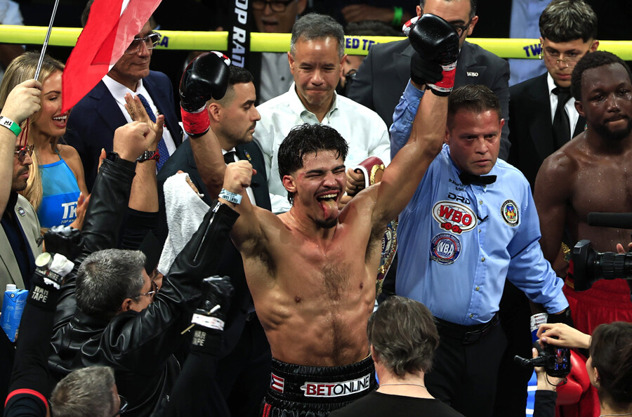 Puerto Rican Xander Zayas unifies super welterweight titles